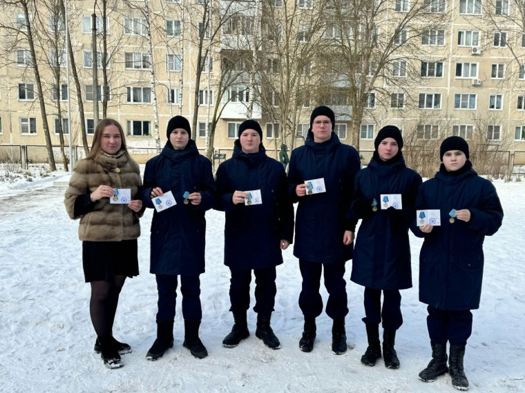 Церемония возложения цветов к памятным доскам воинов.